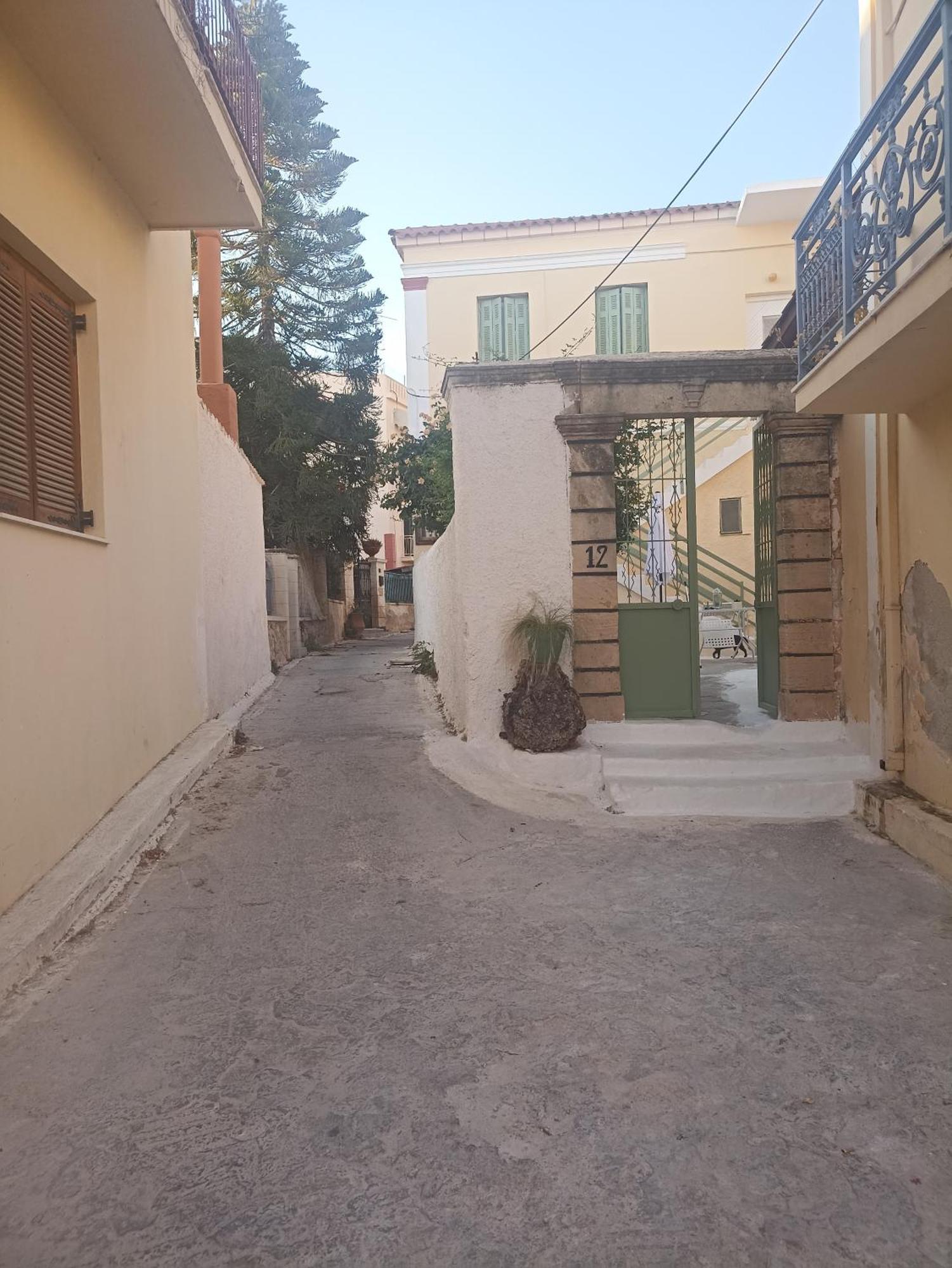 Lalos *